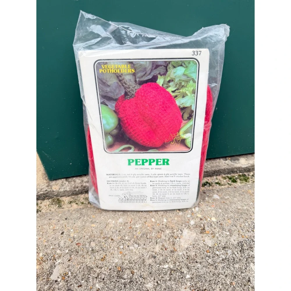 Annie's Attic Pepper Vegetable Potholder Crochet Kit 337 Vintage Red Green Yarn